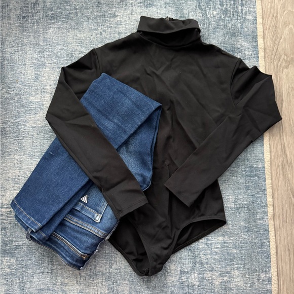 GUESS Skinny Jeans and bodysuit Set - Picture 6 of 9